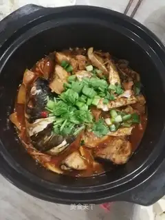 Spicy fish in a sandpot