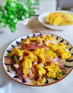 Onion fried eggs