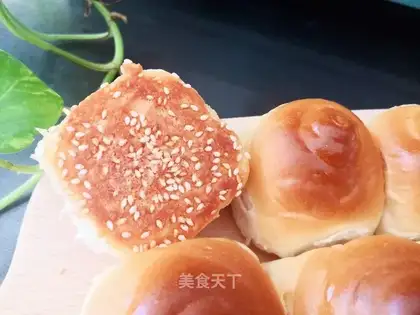 ♪ On the bottom of the honey bread ♪