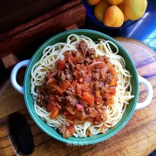 Tomato beef noodles
