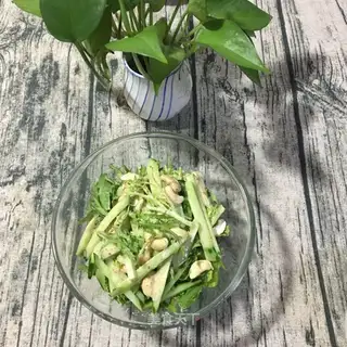 The cucumber with cashew nuts