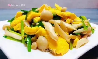White mushroom fried eggs