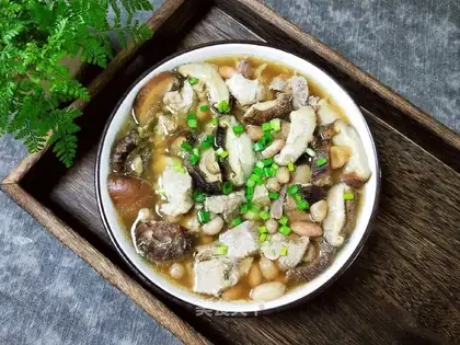 The elbow stew of mushroom peanuts