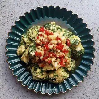 Garlic spinach eggs