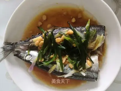 The bean sauce steams the swordfish