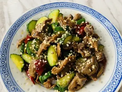 Pyramid spicy cucumber chicken