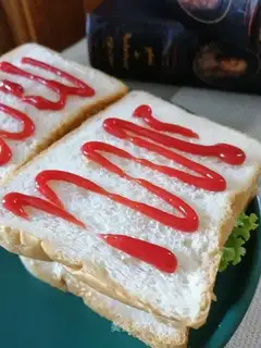 Open sandwich with ketchup