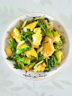Old sprouts of onion fried goose eggs