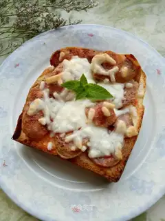 Toast sausage pizza