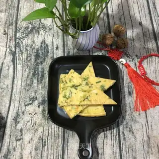 An onion egg shrimp cake