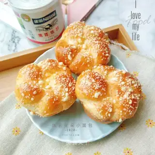 ♪ Sweet, soft, lactating bread ♪