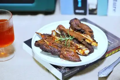 Roasted pork fan bones