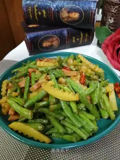 ♪ The beans are fried with potatoes ♪