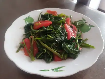 Tomato fried the cabbage