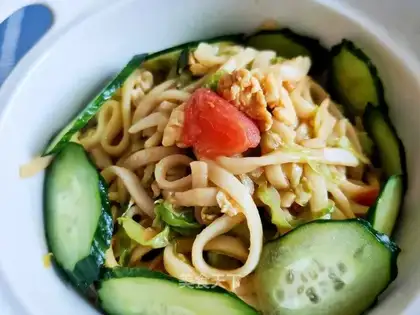 Tomato-covered noodles