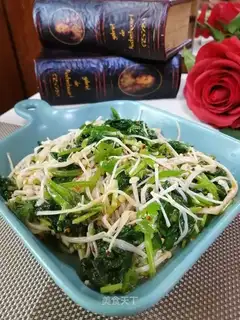 Spinach with a golden needle and mushroom