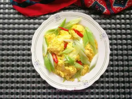 Onion fried goose eggs