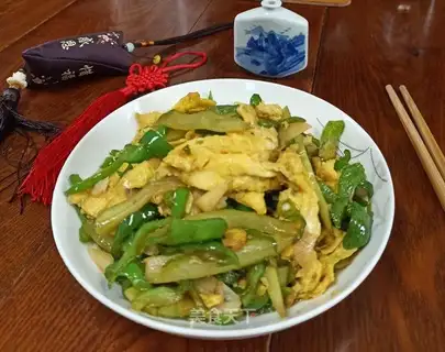 Pyramid cucumber and fried eggs