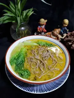 Gold soup and wheat noodles