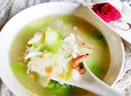 Silver ear soup with white mushrooms