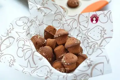 The red sugar Madeleine cake