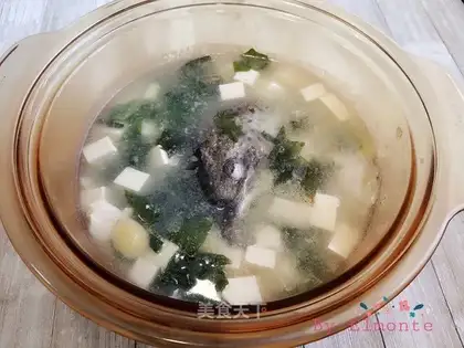 Tofu soup with salmon head