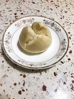 A wide fork bun
