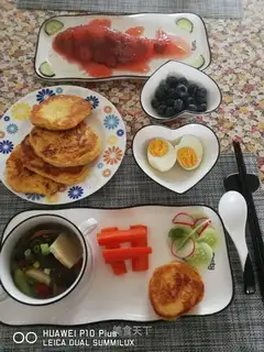 Tofu melon soup and cream tacos