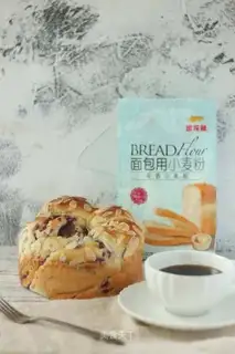 The potato hand tore bread