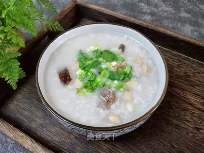 Porridge of peanut mushrooms and pigs
