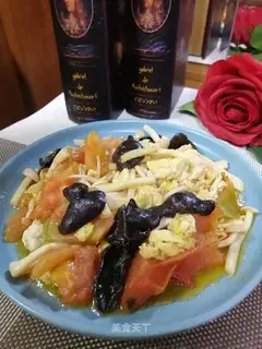 Tomato eggs with white mushrooms