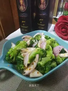 The broccoli mixed onions