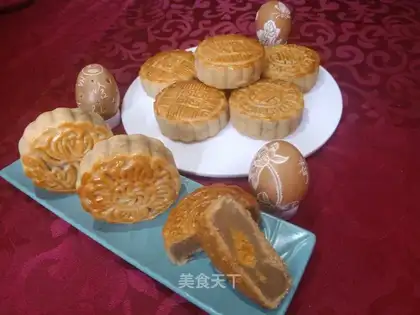 The egg yolk mooncake