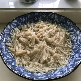 Vapouring needle mushrooms