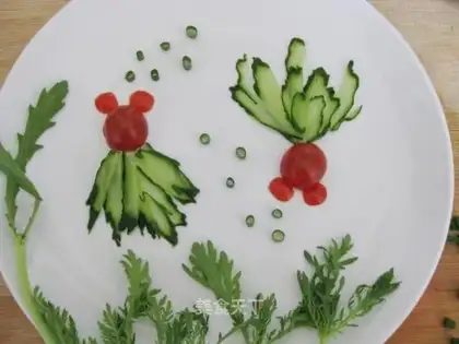 A simple plate of tomatoes
