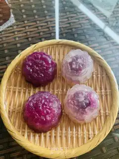 Simi-Violet Mooncake