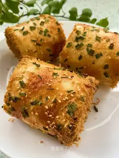 Onion pine rolls
