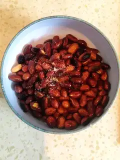 Pepper salt peanuts