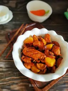 Red chicken wings and mushrooms
