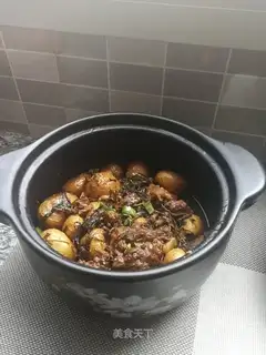 Beef gravy and potatoes
