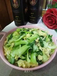 Eggs are fried in blue