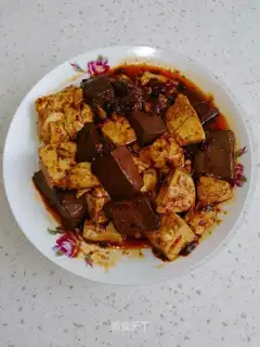 Burn the red and white tofu