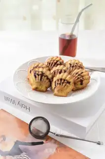 Red tea raisin and Madeleine