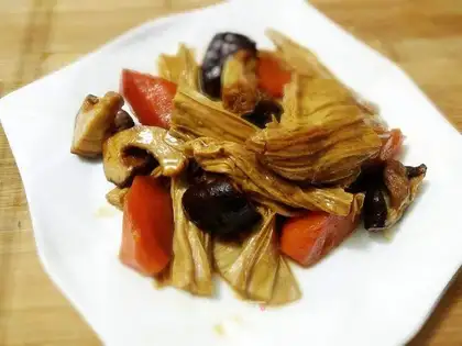 Red-burned bamboo mushroom carrots