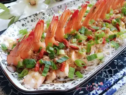 A fan with garlic on his back shrimp