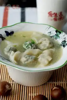 Chicken soup and shepherd's purse wonton