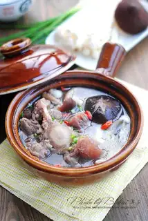 Oxtail fresh mushroom soup pot