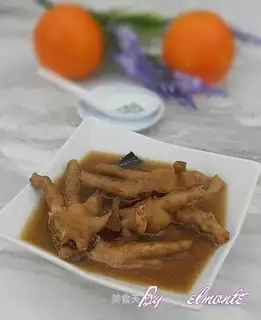 Medicinal dish chicken feet and soybean soup
