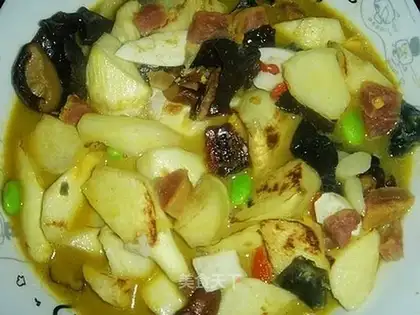 Serve the soup with rice bamboo