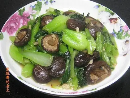 stir-fried green vegetables with golden mushrooms